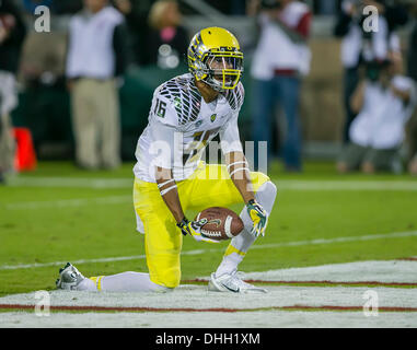 7 novembre 2013 : Oregon Ducks wide receiver Daryle Hawkins (16) marque un touchdown en retard au cours de la NCAA Football match entre le Stanford Cardinal et l'Oregon Ducks au stade de Stanford à Palo Alto, CA. L'Oregon Stanford défait 26-20. Damon Tarver/Cal Sport Media Banque D'Images