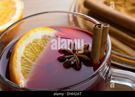 Vin chaud aromatisé avec des épices dans du verre et des oranges Banque D'Images