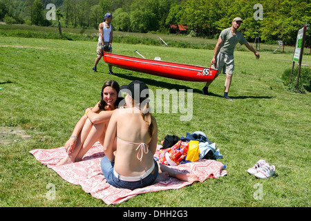 Canoë sur la rivière Berounka, filles, République Tchèque Banque D'Images