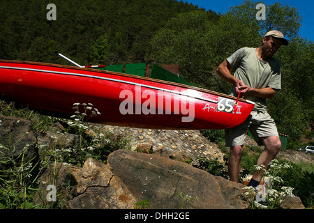 Canoë sur la rivière Berounka, République Tchèque Banque D'Images