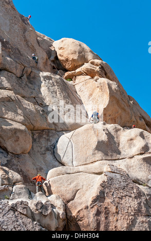 La Californie, Joshua Tree National Park, Hidden Valley Trail, des grimpeurs Banque D'Images