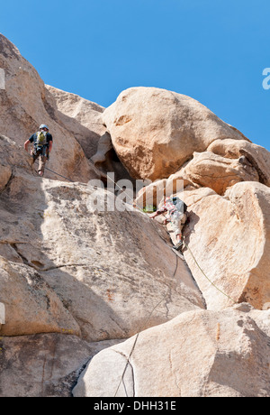 La Californie, Joshua Tree National Park, Hidden Valley Trail, des grimpeurs Banque D'Images