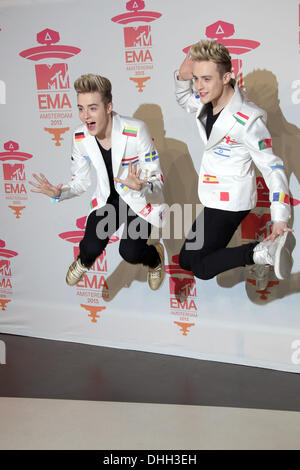 John et Edward Grimes du duo irlandais Damien Saez poser dans la salle de presse pour les MTV Europe Music Awards (EMA) 2013 tenue à l'Ziggo Dome à Amsterdam, Pays-Bas, 10 novembre 2013. Photo : Hubert Boesl/dpa Banque D'Images