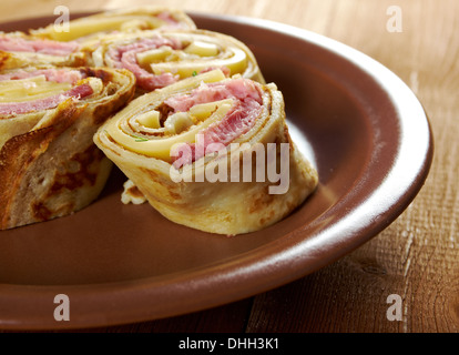 Crêpes roulées farcies de jambon et de fromage. Banque D'Images