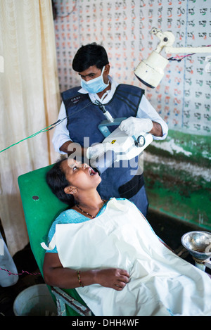 Dental X ray à Sathya Sai Baba l'hôpital clinique dentiste mobiles de proximité dans un village rural à l'école. L'Andhra Pradesh, Inde Banque D'Images