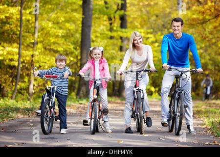 Les familles avec enfants sur les bicyclettes Banque D'Images