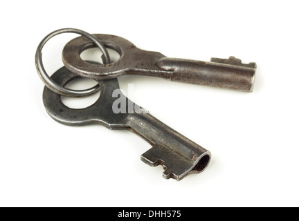 Deux des anciennes clés dans l'anneau isolated on white Banque D'Images