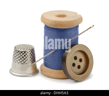 Bobine de fil bleu, aiguille, bouton et virole isolated on white Banque D'Images
