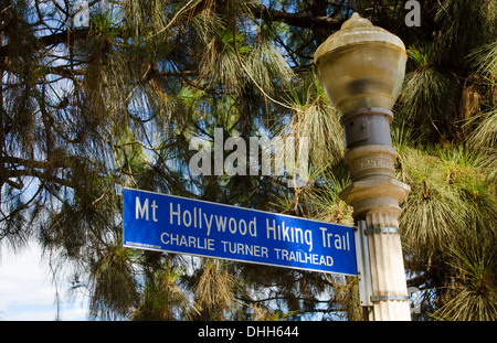 Los Angeles California CA signe pour mon sentier de randonnée près de Hollywood célèbre big HOLLYWOOD sign on hill Banque D'Images