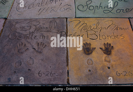 Los Angeles California CA Maryln Monroe les mains et les pieds dans le ciment au célèbre Théâtre chinois de Grauman Banque D'Images