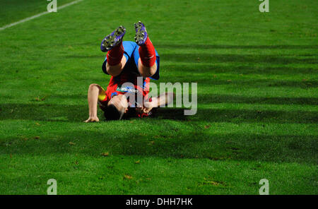 Ligue de football tchèque 14e match FK Mlada Boleslav vs FC Viktoria Plzen dans Mlada Boleslav, République tchèque le 9 novembre 2013. Pavel Horvath de Plzen célèbre la victoire. (Photo/CTK Radek Petrasek) Banque D'Images