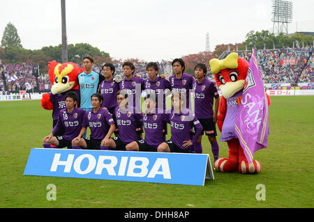 Kyoto, Japon. 10 nov., 2013. F.C./Kyoto Sanga F.C. line-up du groupe l'équipe de football : 2013 J.League Division 2 match entre le Protocole de Kyoto Sanga F.C 0 - 2 Gamba Osaka au stade Nishikyogoku Stadium à Kyoto, au Japon . © AFLO/Alamy Live News Banque D'Images