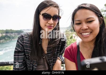Young women taking self portrait photographique à Niagara Falls Banque D'Images