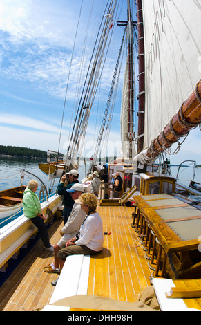 Patrimoine goélette voilier Windjammer de Rockland Maine avec les passagers sur le pont de détente sur les eaux paisibles en été Banque D'Images