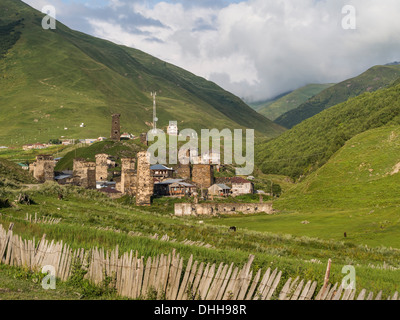 Ushguli dans Upper Svaneti, Georgia. Ushguli est célèbre pour ses tours de défense médiéval bien préservé appelé koshki. Banque D'Images