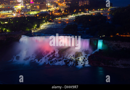 Niagara Falls New York et l'American Falls et Bridal Falls la nuit de couleurs ci-dessus sur le côté canadien Banque D'Images