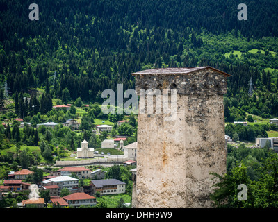 Célèbre ville médiévale des tours de défense (koshki) à Mestia dans Upper Svaneti, Géorgie, Caucase. Banque D'Images