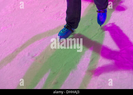 Manhattan, New York, États-Unis Le 9 novembre 2013. Visiteurs patin à glace et boutique dans les magasins de vacances annuelles, au Village d'hiver patinoire au Bryant Park de nuit. © Ann E Parry/Alamy Live News Banque D'Images