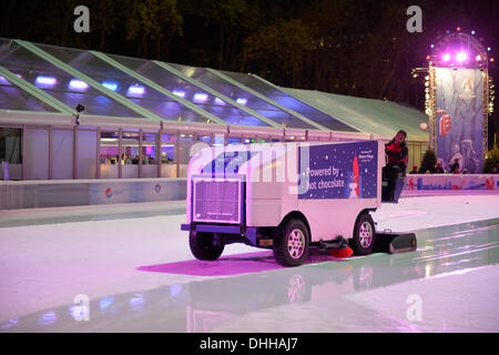 Manhattan, New York, États-Unis Le 9 novembre 2013. Resurfaceuse de glace Zamboni machine works sur patinoire au Bryant Park Winter Village la nuit. © Ann E Parry/Alamy Live News Banque D'Images