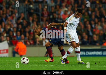 Dani Alves (FC Barcelone) pour les duels la balle contre Robinho (Milan AC), au cours de la Ligue des Champions match de football entre le FC Barcelone et l'AC Milan, au Camp Nou à Barcelone, Espagne, le mercredi 6 novembre 2013. Foto : S.Lau Banque D'Images