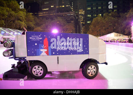 Manhattan, New York, États-Unis Le 9 novembre 2013. Resurfaceuse de glace Zamboni machine works sur patinoire au Bryant Park Winter Village la nuit. © Ann E Parry/Alamy Live News Banque D'Images