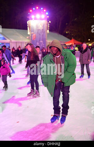 Manhattan, New York, États-Unis Le 9 novembre 2013. Visiteurs patin à glace et boutique dans les magasins de vacances annuelles, au Village d'hiver patinoire au Bryant Park de nuit. © Ann E Parry/Alamy Live News Banque D'Images