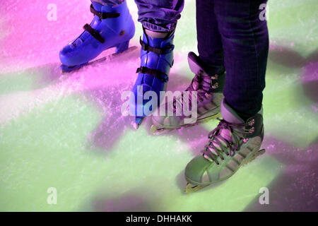 Manhattan, New York, États-Unis Le 9 novembre 2013. Visiteurs patin à glace et boutique dans les magasins de vacances annuelles, au Village d'hiver patinoire au Bryant Park de nuit. © Ann E Parry/Alamy Live News Banque D'Images