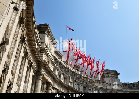 Drapeaux et enseignes plus de l'Admiralty Arch, le Mall, Londres SW1A, United Kingdom Banque D'Images