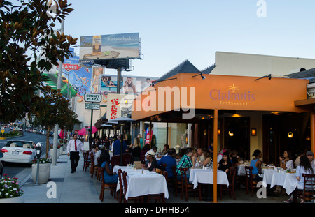 Hollywood Los Angeles Californie CA célèbre Sunset Blvd coin à Clafoutis avec restaurant célèbre et les touristes Banque D'Images