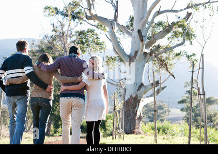 Balades dans la campagne avec des amis autour d'armes Banque D'Images