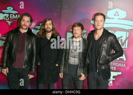 Amsterdam, Pays-Bas. 10 nov., 2013. Daniel Platzman (L-R), Dan Reynolds, Ben McKee et Wayne sermon d'ENTRE NOUS Imagine Dragons bande arrivent au MTV Europe Music Awards (EMA) 2013 tenue à l'Ziggo Dome à Amsterdam, Pays-Bas, 10 novembre 2013. Photo : Hubert Boesl/dpa/Alamy Live News Banque D'Images