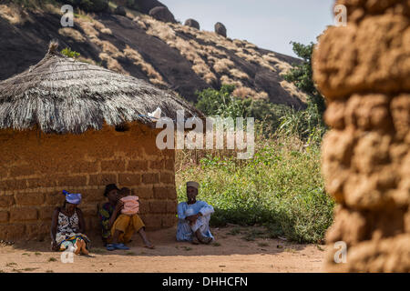 Kajuru, Nigeria. 31 octobre, 2013. Les anciens peuls se reposer à l'ombre un jour chaud près de Kaduna, Nigeria. Peuls sont traditionnellement des nomades, des troupeaux bovins, chèvres et moutons. Ils sont l'un des plus grands groupes ethniques nomades dans le monde, s'étendant sur plusieurs territoires. Les Peuls suivent un code de conduite connu sous le nom de Pulaaku, composé des qualités de patience, de maîtrise de soi, la discipline, la prudence, la modestie, le respect des autres (y compris les ennemis), la sagesse, la responsabilité personnelle, l'hospitalité, de courage, et beaucoup de travail. © Zsolt Repasy/ZUMAPRESS.com/Alamy Live News Banque D'Images