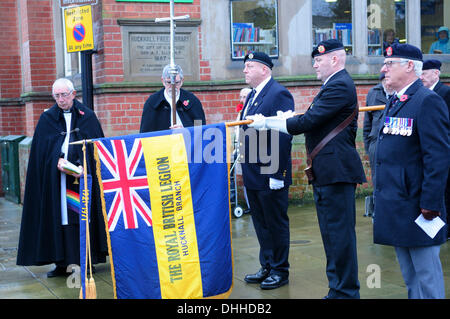 Hucknall,Notts,UK.11 Novembre 2013.Les membres de la Royal British Legion et le public se rassembleront sur la place du marché pour le service d'église et payer leur repects . Crédit : Ian Francis/Alamy Live News Banque D'Images