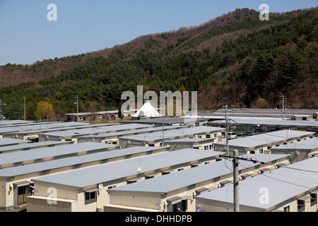 La maison pour tous- Kamaishi, Kamaishi, au Japon. Architecte : Riken Yamamoto, 2013. Vue d'ensemble montrant un logement temporaire. Banque D'Images