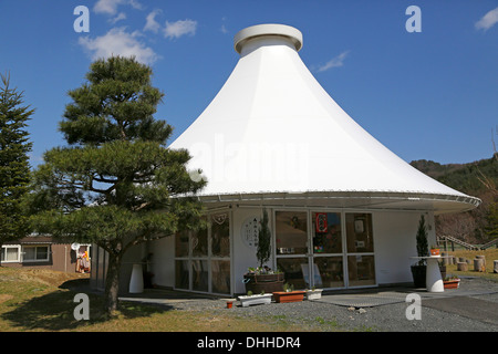 La maison pour tous- Kamaishi, Kamaishi, au Japon. Architecte : Riken Yamamoto, 2013. Vue montrant l'étroite 'accueil pour tous' community centre Banque D'Images