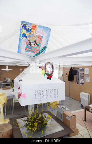 La maison pour tous- Kamaishi, Kamaishi, au Japon. Architecte : Riken Yamamoto, 2013. 'Accueil pour tous" - intérieur avec cheminée. Banque D'Images