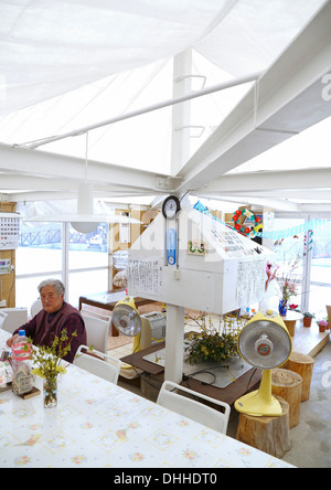 La maison pour tous- Kamaishi, Kamaishi, au Japon. Architecte : Riken Yamamoto, 2013. 'Accueil pour tous" - Intérieur avec vieille dame. Banque D'Images