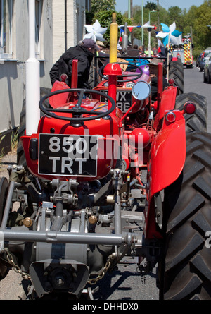 Vue arrière de tracteurs rouges vintage en attente de prendre part à une parade Banque D'Images