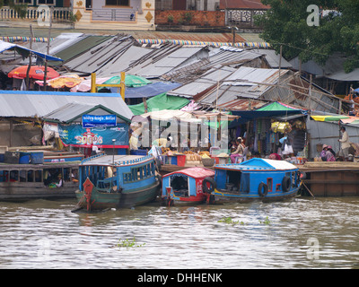 Rivière du Mékong au Cambodge. Marché à Phenom Penh avec bateaux de pêche amarré aux côtés Banque D'Images