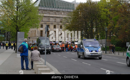 Voir, à l'Eberstrasse, police cars des Ethiopiens marchant sur les droits de l'homme en Éthiopie, Scheidemannstrasse, Berlin Banque D'Images