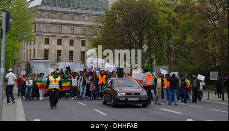 Voir, vers l'Ebert Strasse, location menant la marche, Ehtiopians avec les droits de l'homme en Éthiopie des pancartes, Scheidemannstrasse, Berlin Banque D'Images