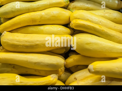 Squash sur l'affichage à farmers market Banque D'Images