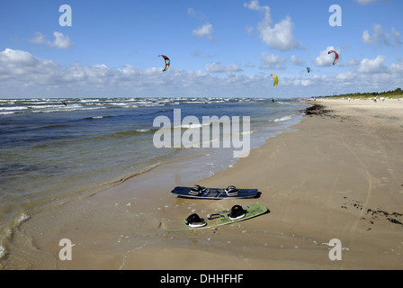 Kite-Surfer sur plage de Liepaja Banque D'Images