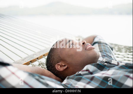 Young man lying on hammock Banque D'Images