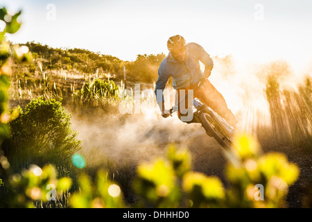 Young man mountain biking, Monterey, Californie, USA Banque D'Images