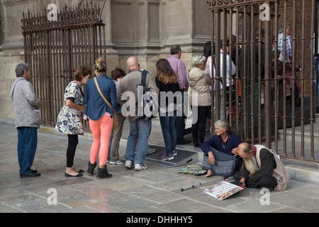 Quelques sans-abri mendier devant la Cathédrale de Grenade, ou la Cathédrale de l'Incarnation (Espagnol : Catedral de Granada, Catedral de la Anunciación) est la cathédrale de la ville de Grenade, capitale de la province du même nom dans la région autonome d'Andalousie, espagne. La cathédrale est le siège de l'Archidiocèse de Grenade. Banque D'Images