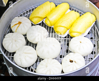 Boulettes à la vapeur en chinois sur le pan traditionnel Banque D'Images