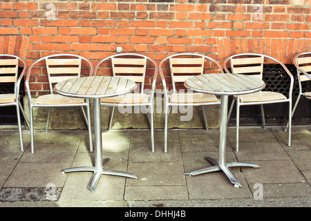 Des tables et des chaises modernes à l'extérieur d'un restaurant Banque D'Images