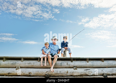 Les garçons avec grand-père pêche, Utvalnas, Suède Banque D'Images
