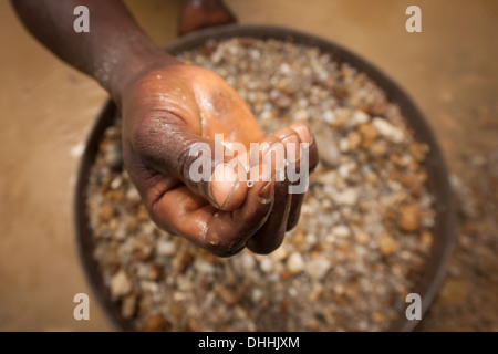 Trouver d'un petit diamant, environ deux carats, à partir de la lave-écran d'un mineur de diamants, Kenema, Province de l'Est, la Sierra Leone Banque D'Images